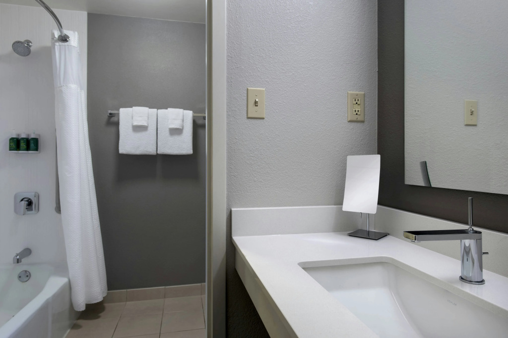 Courtyard by Marriott Lincroft Red Bank
