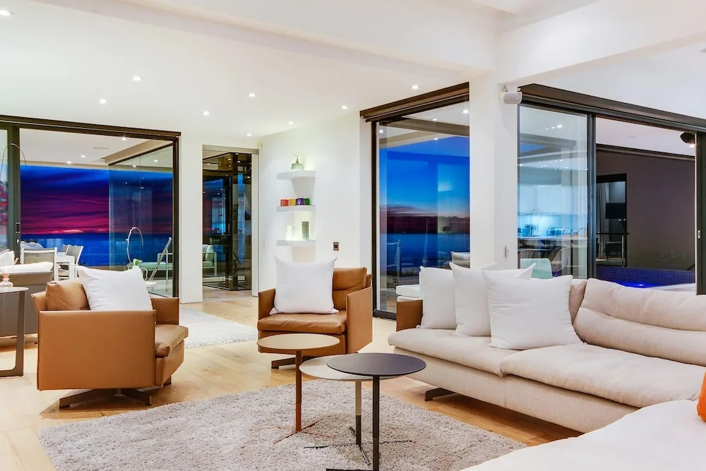 Spectacular Holiday Villa w Private Pool Gym Prima Views
