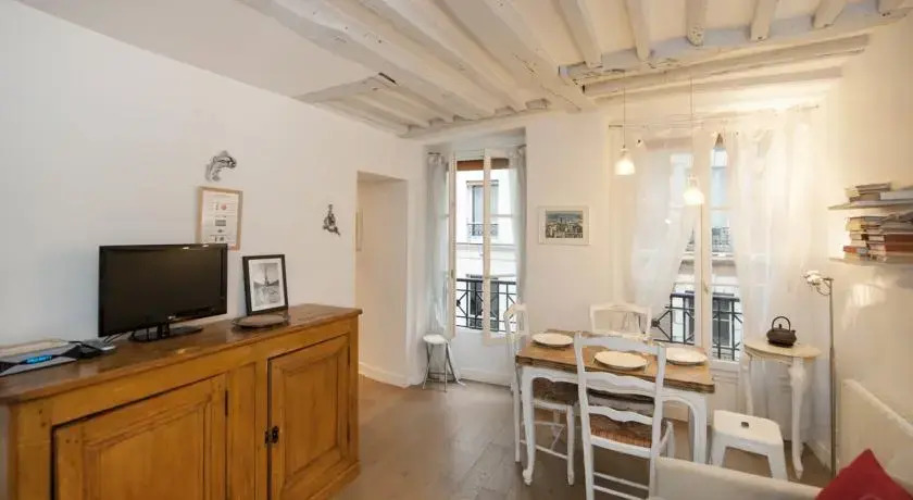 Sunny Marais Studio 303