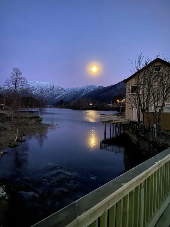 The house on the lake