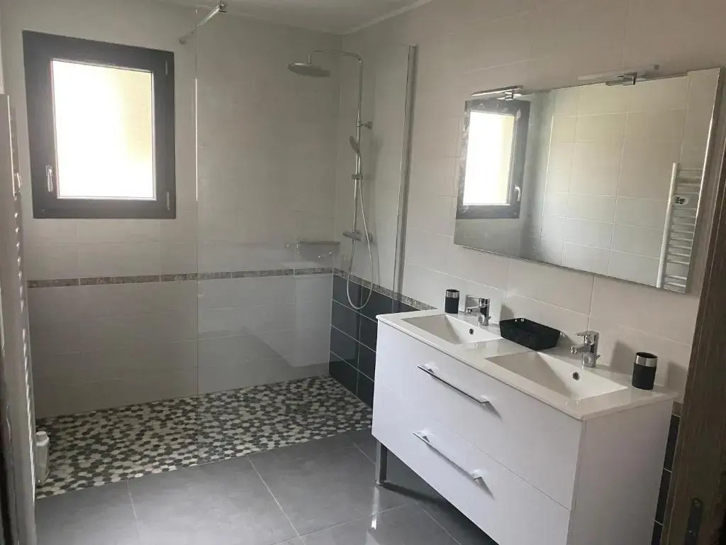 MAISON moderne avec piscine chauffée