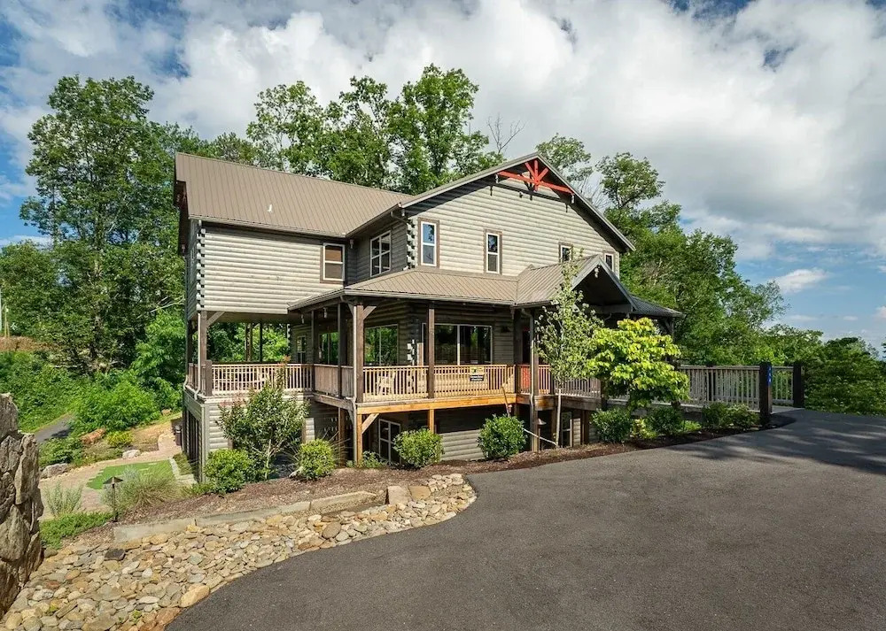 Greystone Retreat 13 Bedrooms 13.5 Bathrooms Cabin