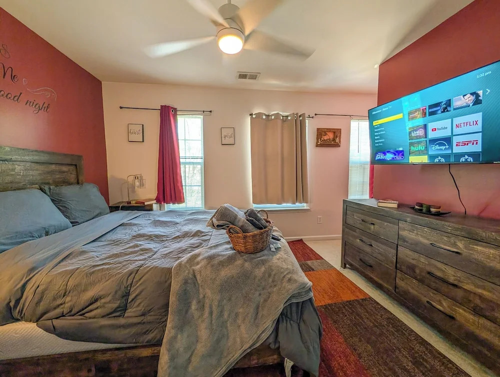 Amazin Lrg 3 Bed house w/ King bed
