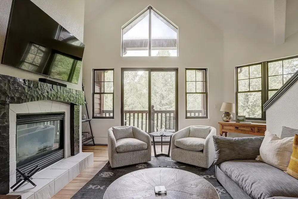 Newly Remodeled 2 Bedroom + Loft on the River 2 Condo by Redawning