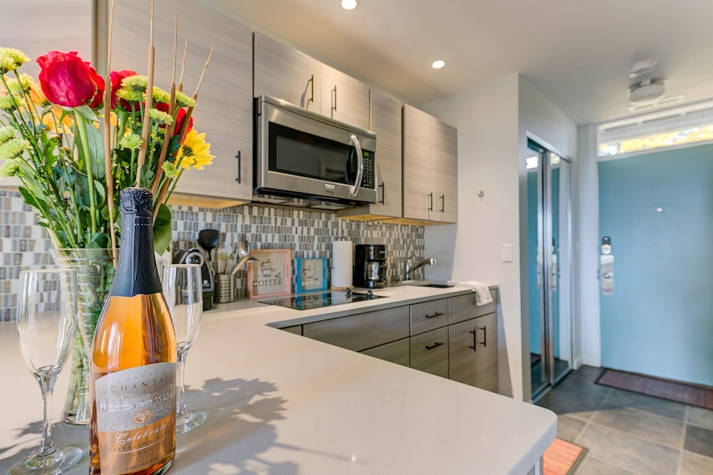 Cozy Aviation Style Lake View Condo at The Shores 5658