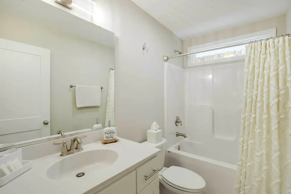 Luxe Mountain Home Near Ridgecrest & Asheville!