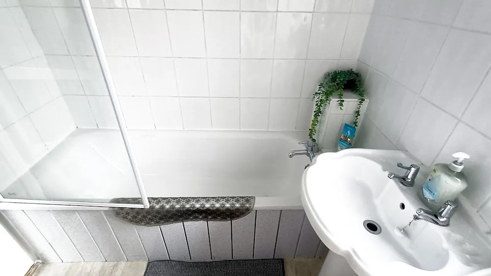 Cozy 3-Bed Family Home with Free Parking