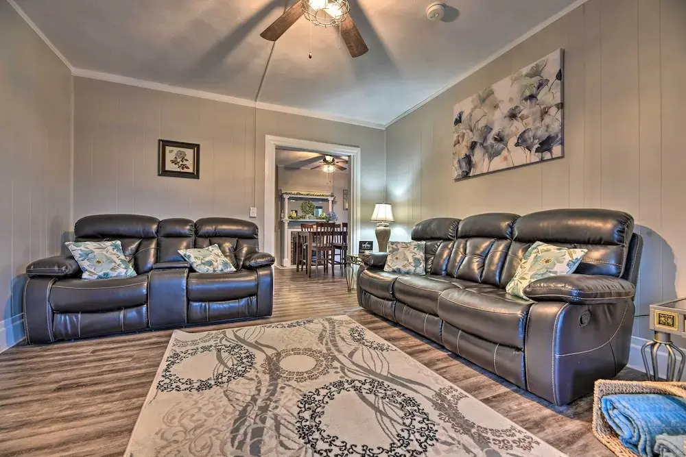 Walk to Niagara Falls! Family Home w/ Yard