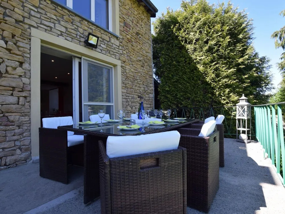 Lavish Holiday Home In Chassepierre With Terrace
