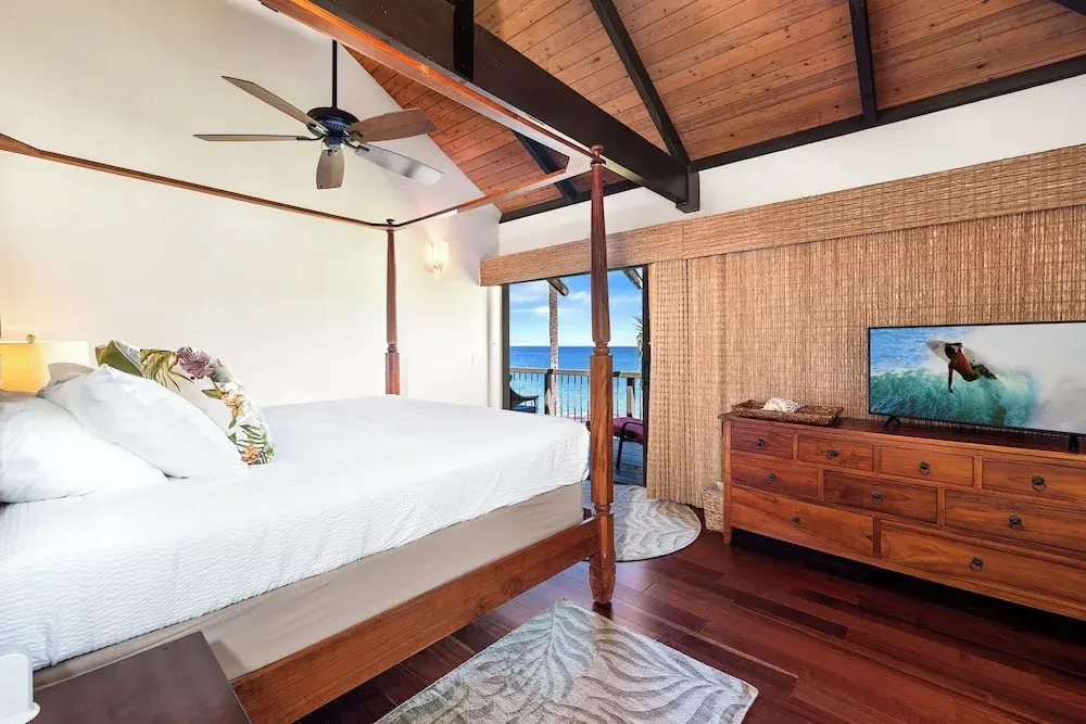 Beautiful Oceanfront - Air-conditioned - Sleeps 6 - Walk to Beach - Vrkcv