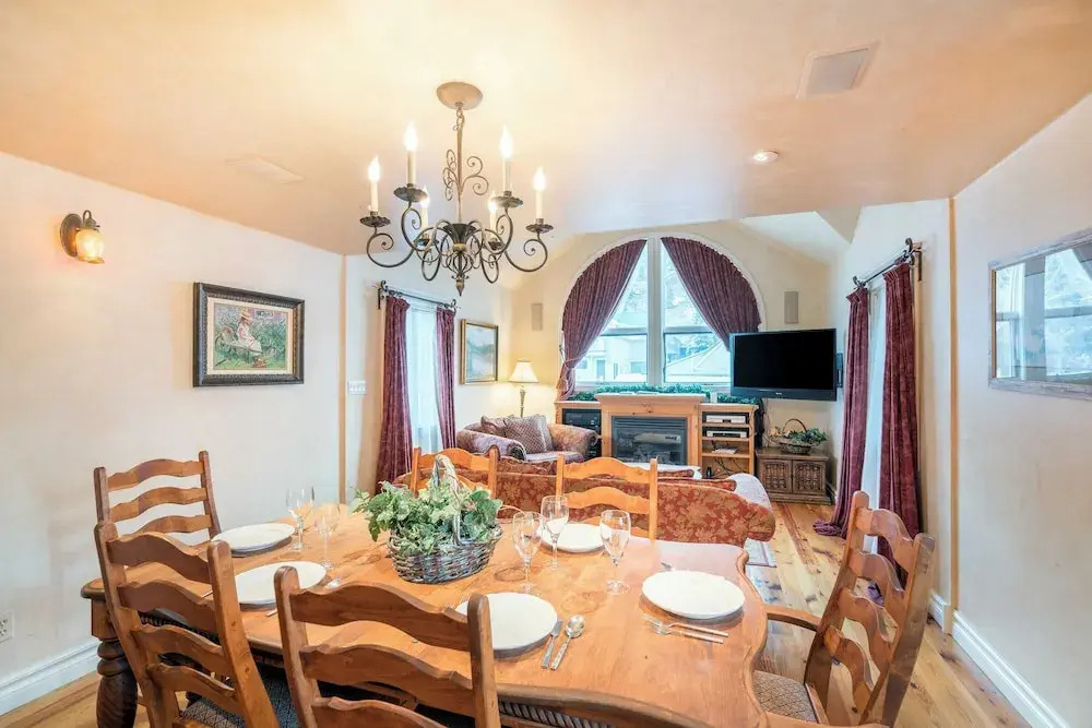 Hruza Hideout by Avantstay Walkable Location + Free Ski Shuttle, Mountain View