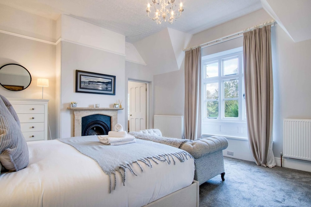 The Old Rectory - 5 Bedroom Holiday Home - Llanedi