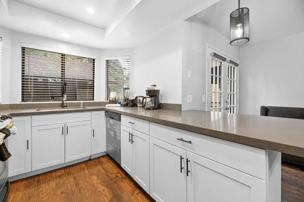 Bear Retreat - Modern Location Within Walking Distance To Snow Summit With A Private Hot Tub! 2 Bedroom Condo