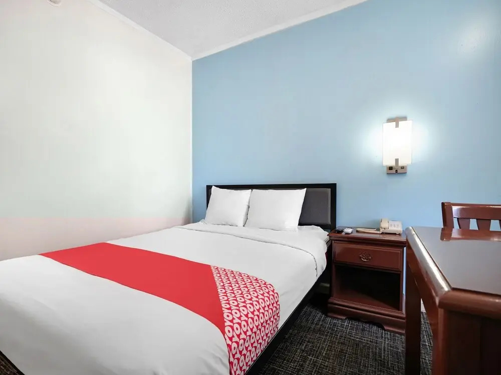 OYO Hotel Calhoun GA I-75 & US-41 Hwy