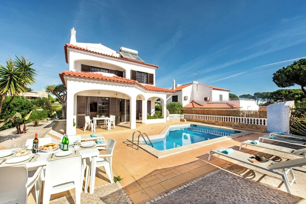 Spacious 4 bedroom villa, private pool, free air conditioning and wifi