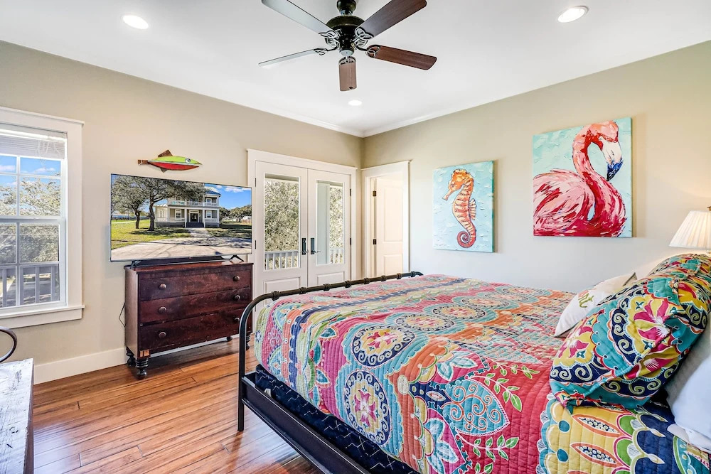 The James Pearl 4 Bedroom Home by RedAwning