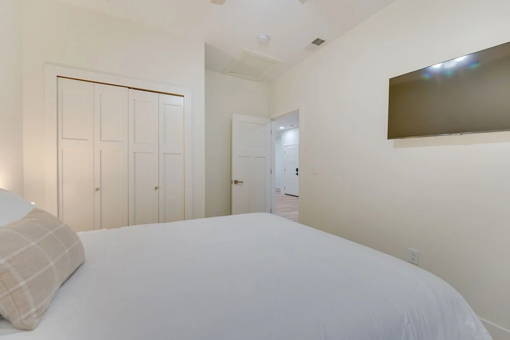 St Clair Apartment - Walk to River & Boardwalk!