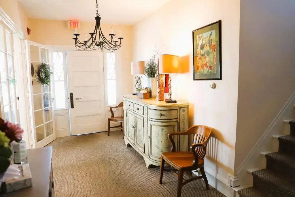 By The Sea Guests Bed & Breakfast and Suites