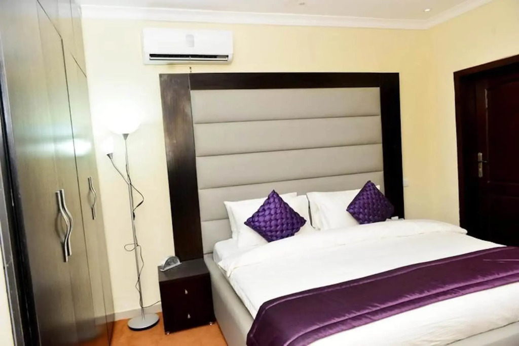 CribVille Hotel & Suites