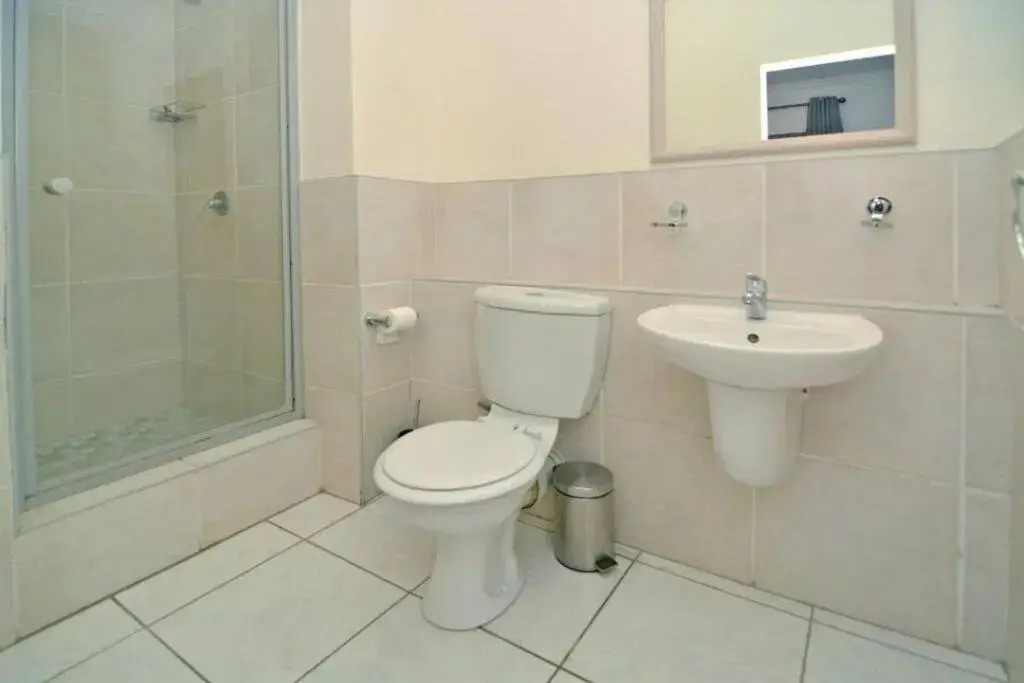 Great 2 bedroom, serviced apartment, views, pool!