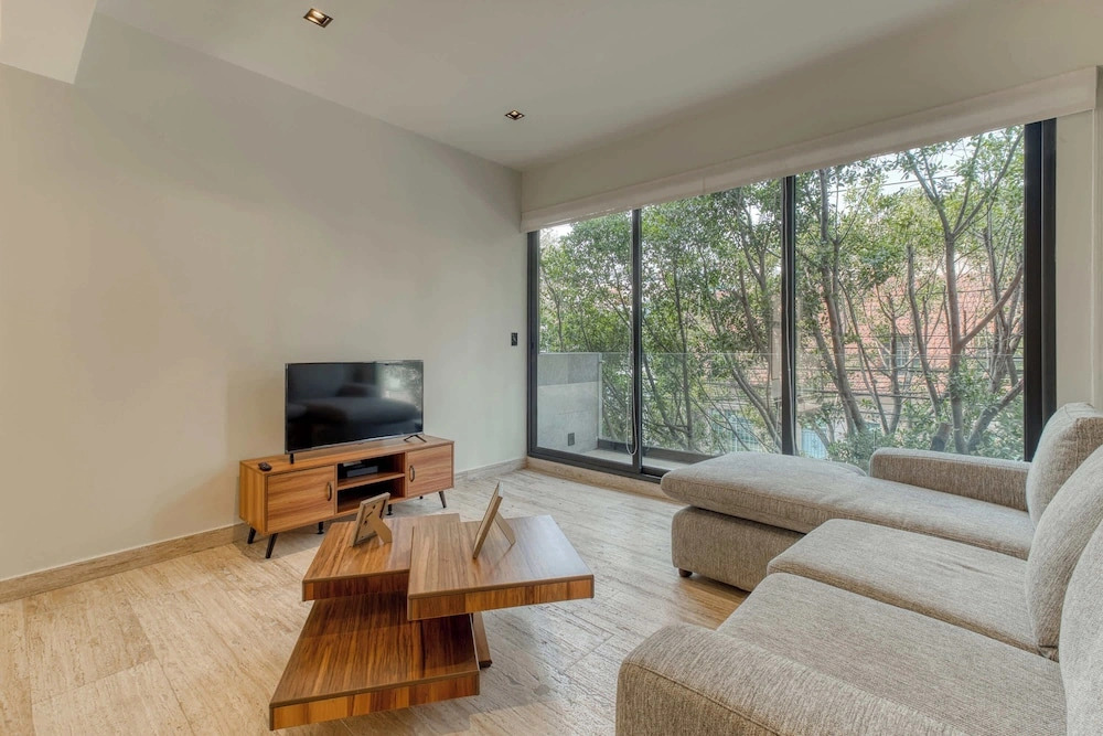 Centric 2 BR Condo in the Heart Roma Norte