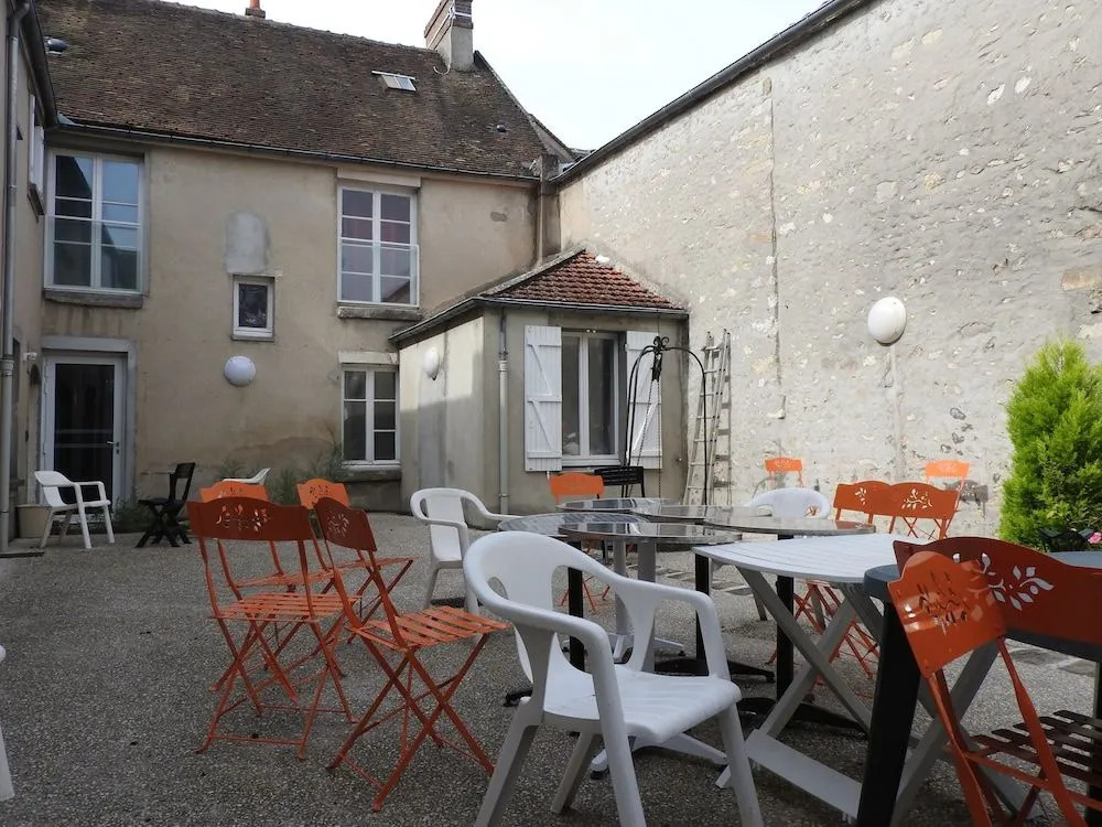 Fontaineblhostel hostel & camping near Fontainebleau
