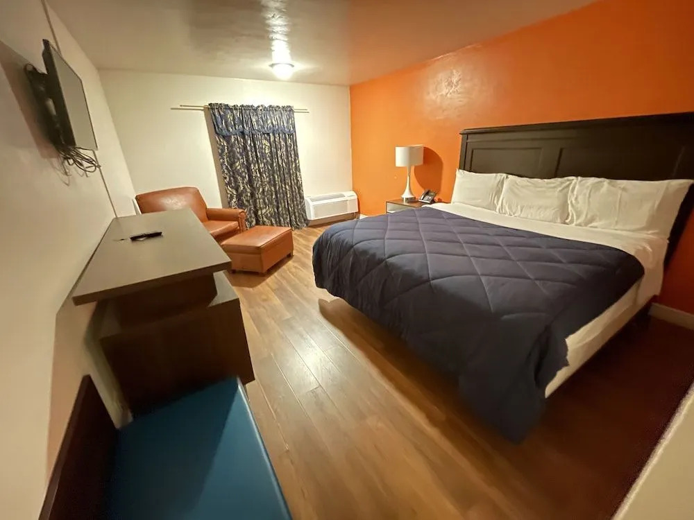 B&J HOTEL AND APARTMENTS