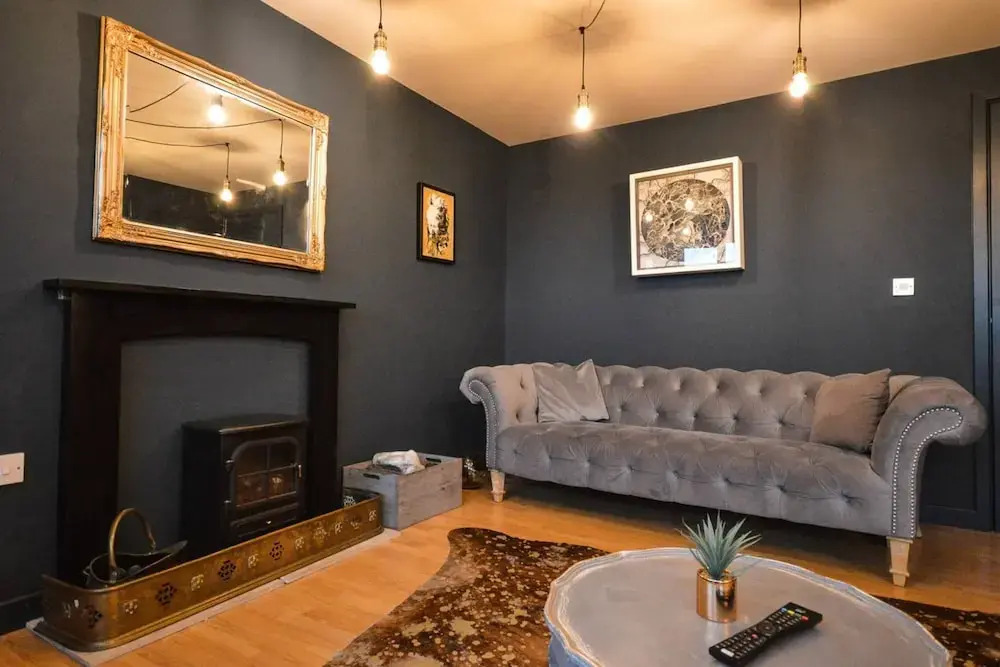 Contemporary 2 Bedroom Midland Mews Apartment