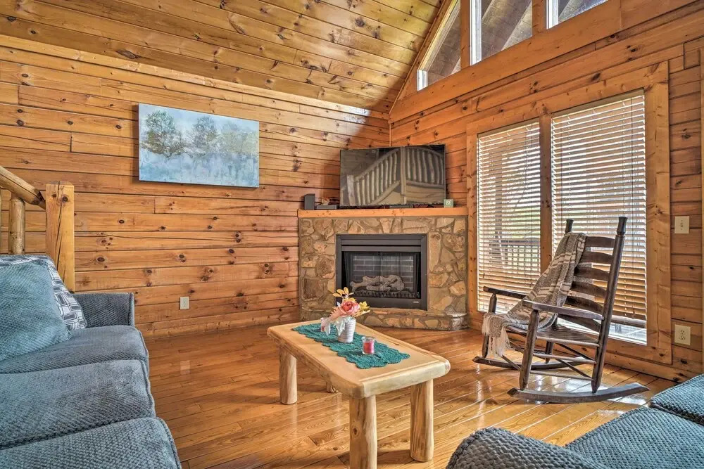 Mountain Pool Lodge Sevierville Cabin w/ Hot Tub