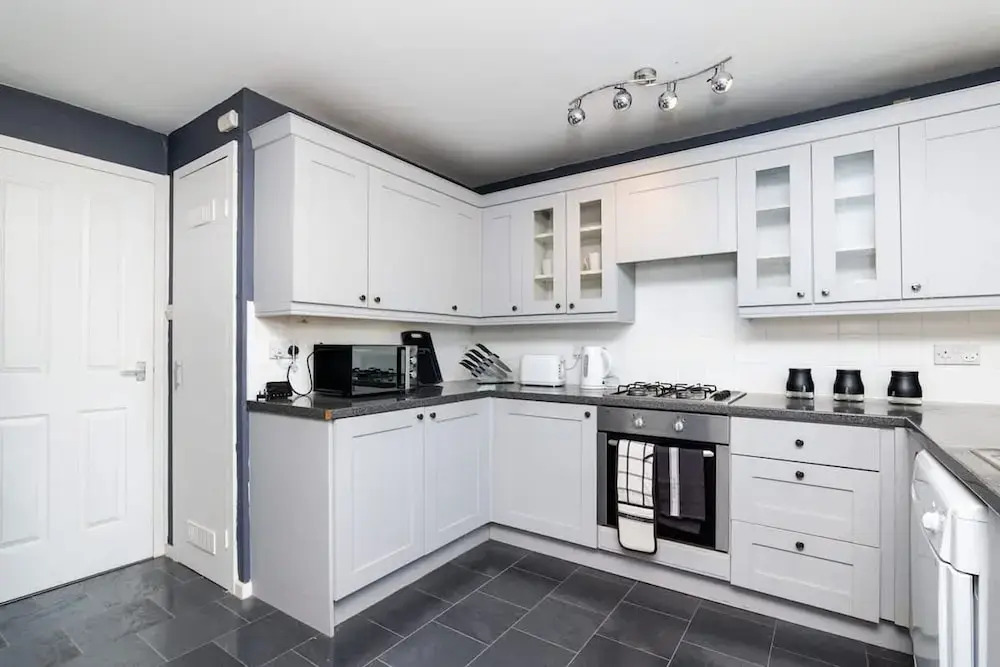 2 Bedroom Flat - Free Parking