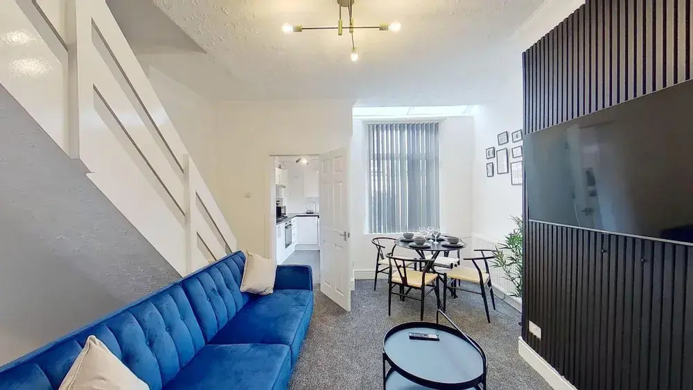 2 Bedroom House - Wifi - Parking - Pool Table