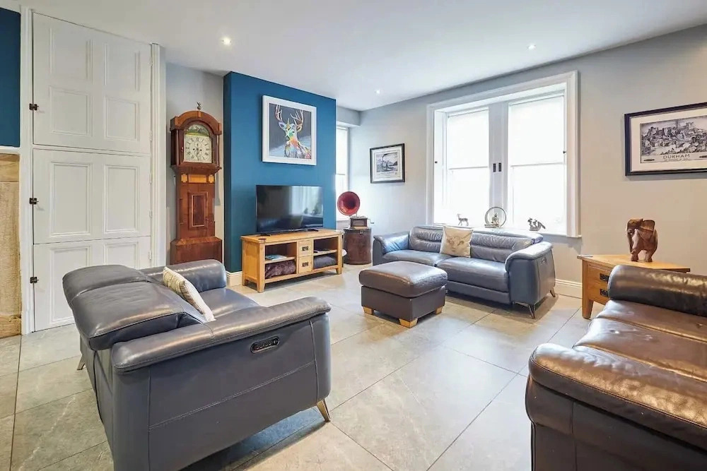 House Sleeps 10 With Parking and Garden