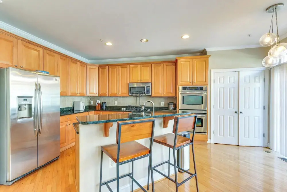 Modern 3BR Townhome 3 Mi to Dulles & Reston TC