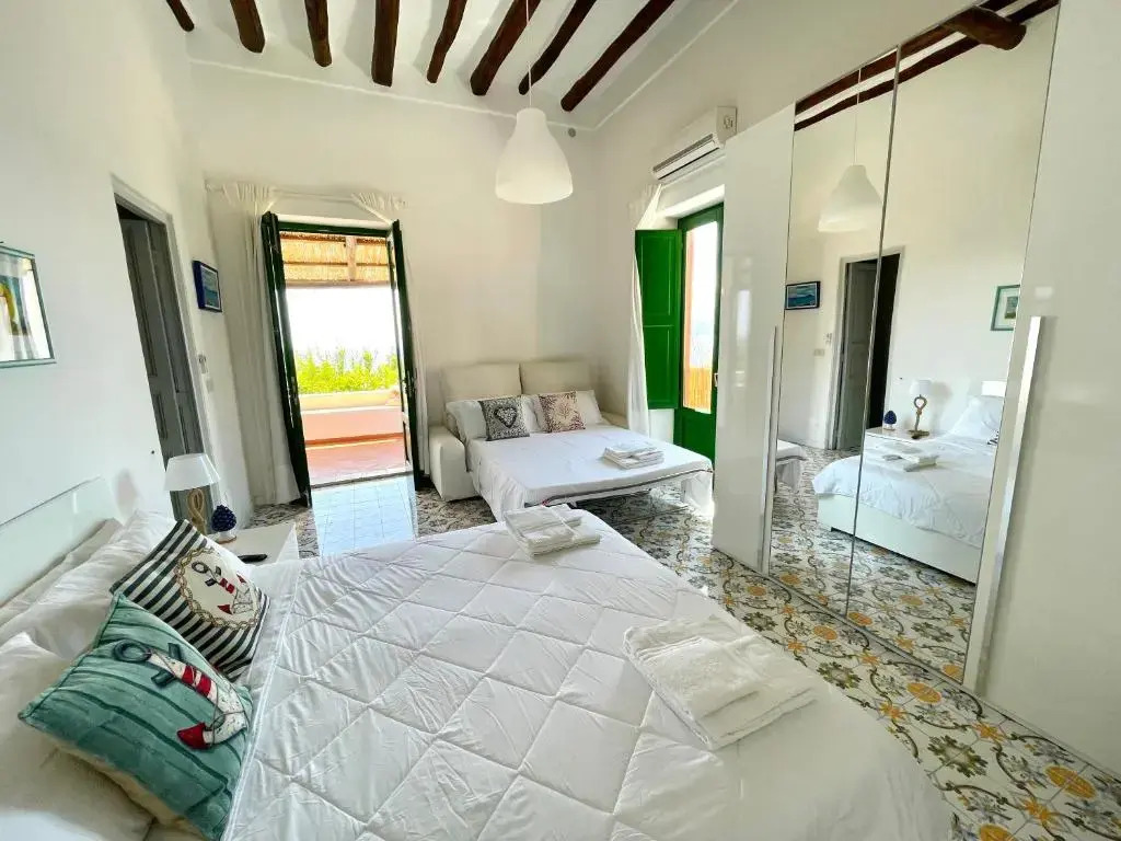 Villa Pomelia, Villa nel corso di Santa Marina Salina a 50 mt dal mare