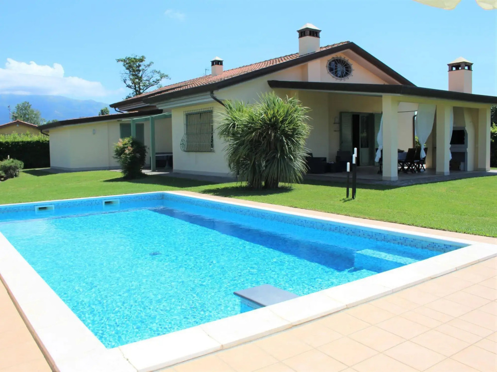 Holiday House in Versilia with Pool & Beaches