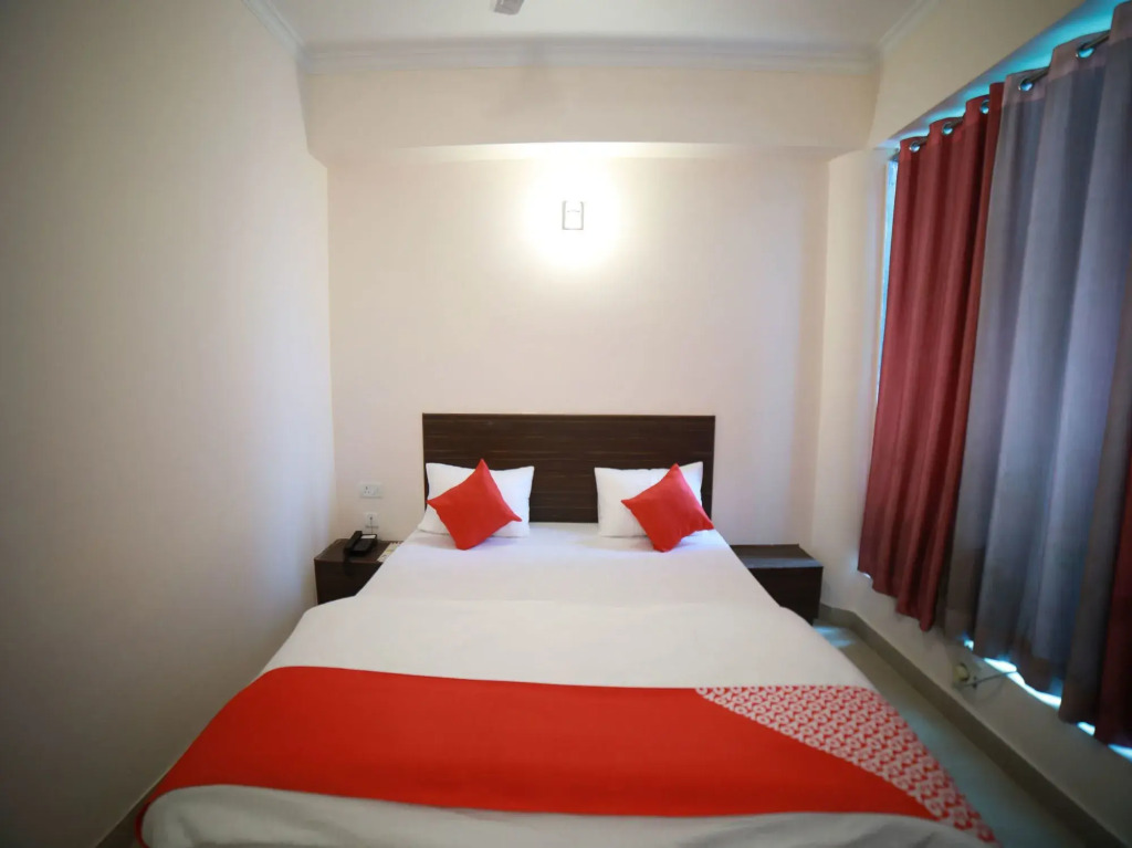 OYO 15561 Corporate Villa