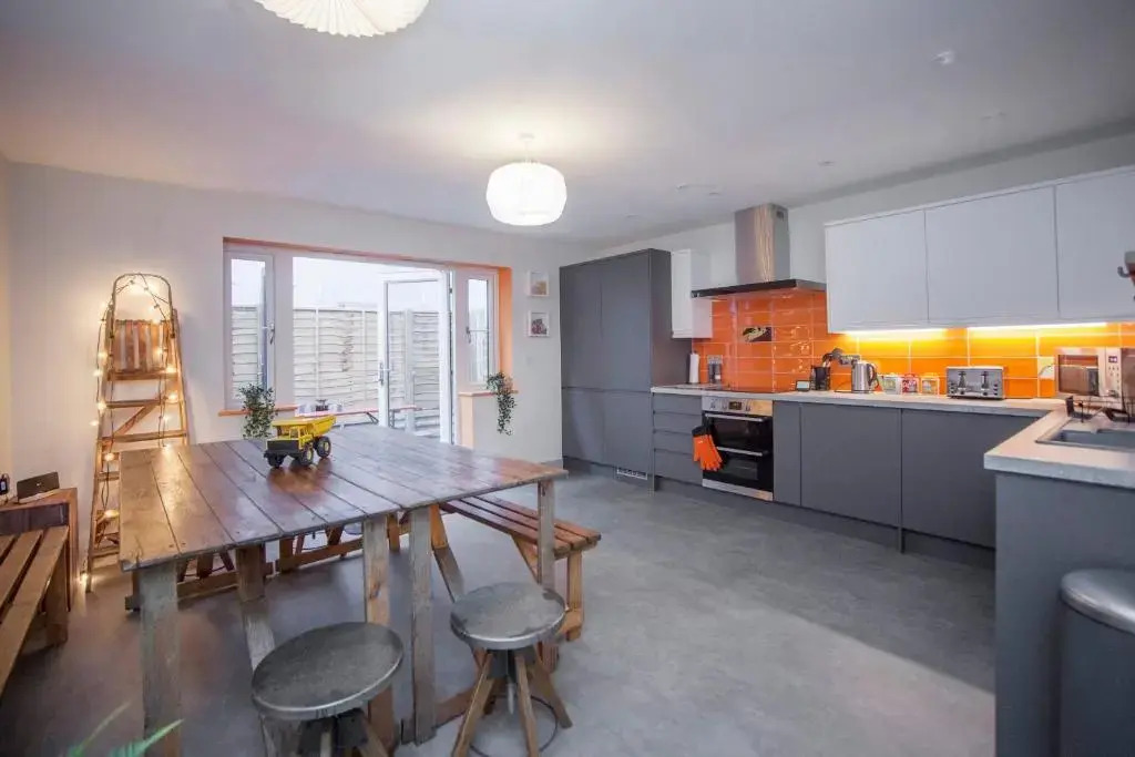higgihaus #3b 2-3 Bed Small Groups Hip Location Sleeps 4-8
