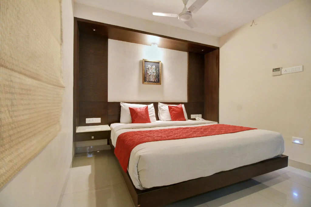Collection O 4658 Akil Residency