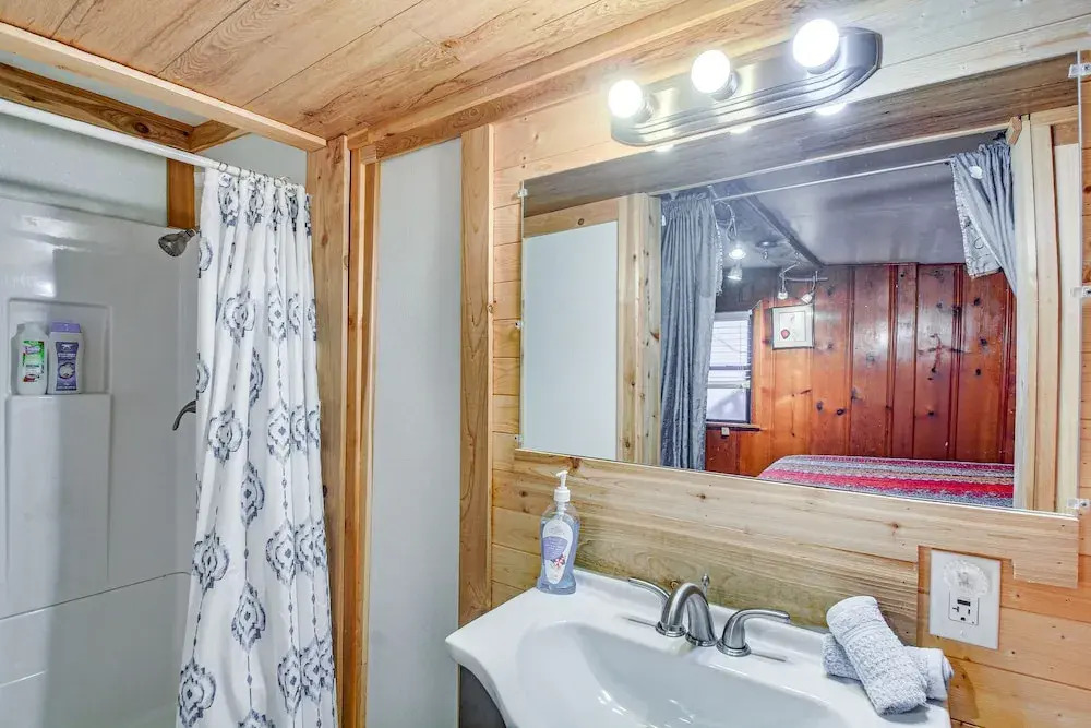 Medicine Park Getaway: Kayaks, Deck & Mtn Views!
