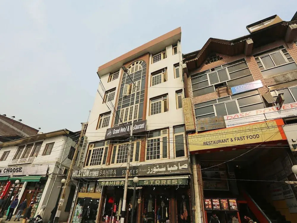 Oyo 24966 Grand Hotel And Restaurant