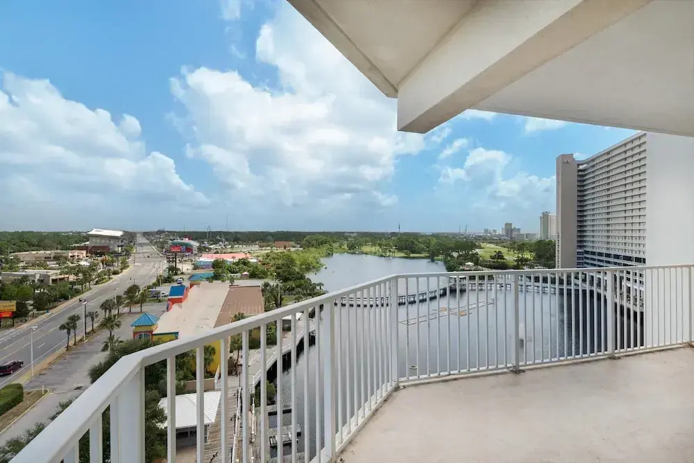 Laketown Wharf 838