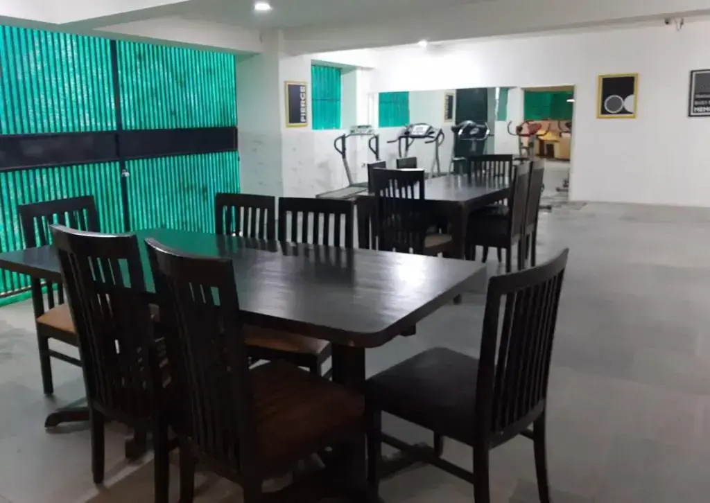 Abuzz Oxfordcaps ShahpurJaat Delhi - For Females Only
