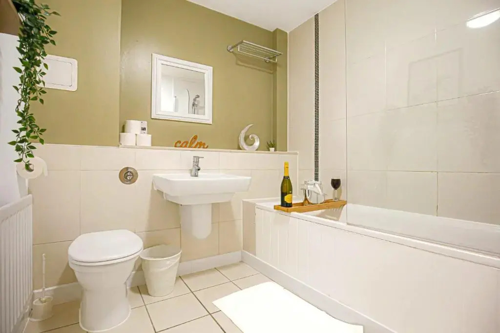 Luxury 1 Bedroom Hub Apartment - Central MK - Free Parking & Smart TV by Yoko Property
