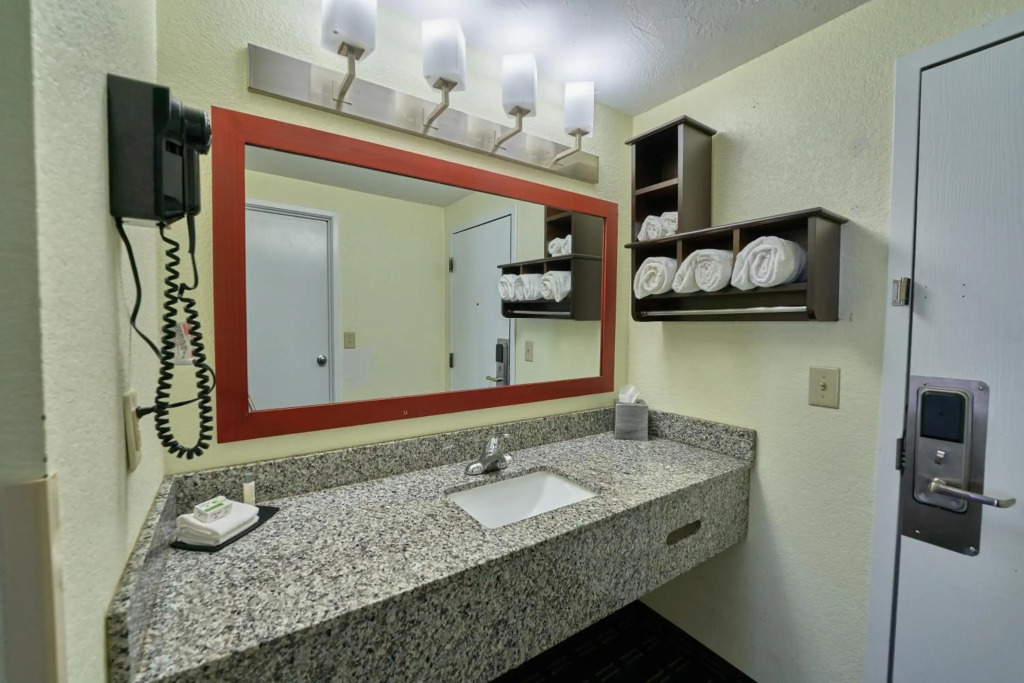 The Mariner Resort Cape Cod by The Red Collection