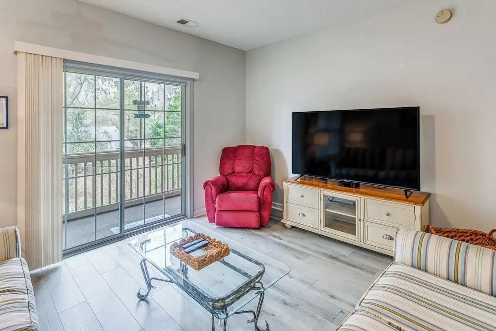 Condo w/ Pool Access, 1 Mi to Cherry Grove Beach!