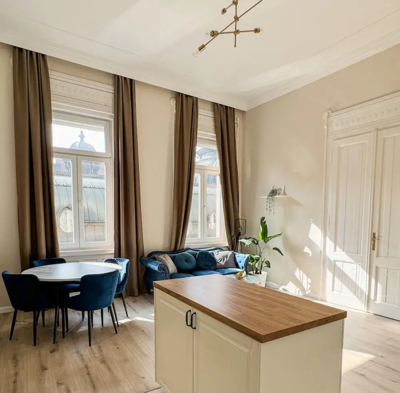 Luxury 3BR Apartment Near Basilica & Parliament
