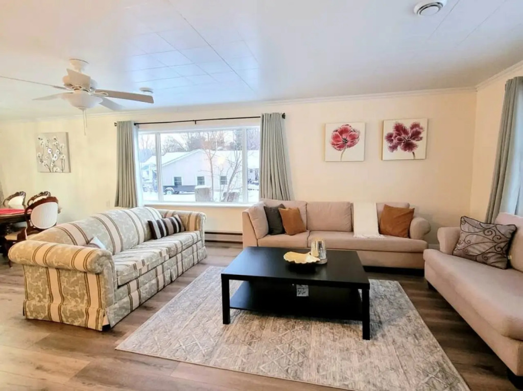 Pines Bay Waterfront cottage with Hot tub