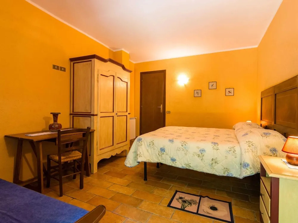Farmhouse in hilly area in Gubbio with pool