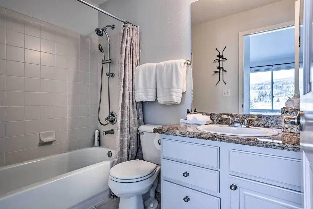 Stunning Mtn Views & Hot Tub: Silverthorne Retreat