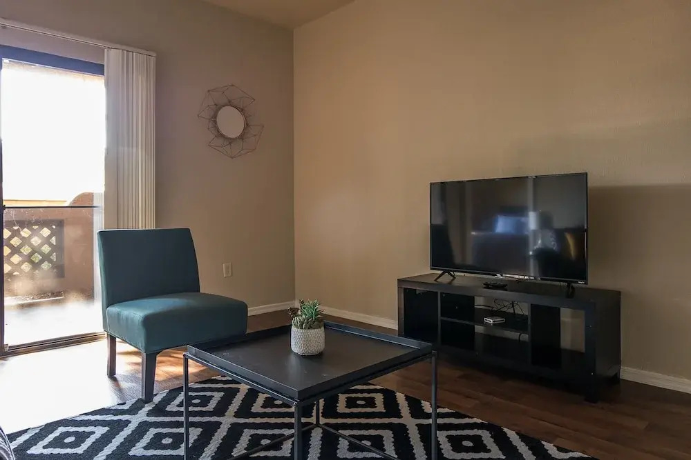 1 BR Apt with Parking by Frontdesk